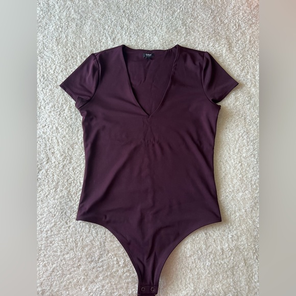 Body Contour High Compression V-Neck Short Sleeve Bodysuit. - Picture 1 of 3